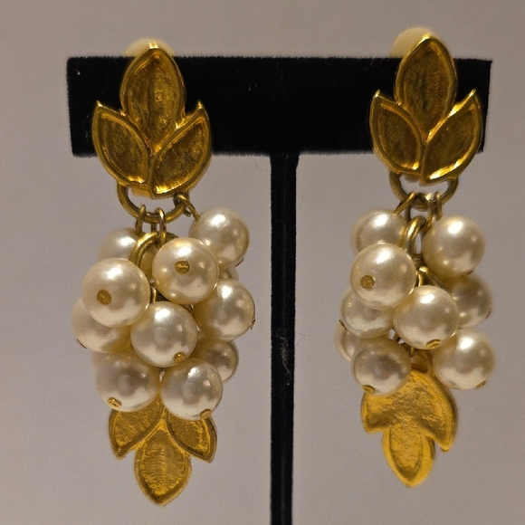 Vintage Elegant Gold and Pearl Cluster Drop Clipon Earrings 2.5 Inches Long - Picture 1 of 4